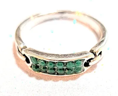 **NEW ARRIVAL** Size 6½ ACRYLIC GREEN Row of 12 Stones RING with "Links" Sides on a Silver Tone Setting (1.8g)