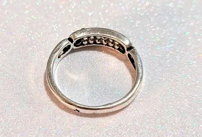 **NEW ARRIVAL** Size 6½ ACRYLIC GREEN Row of 12 Stones RING with "Links" Sides on a Silver Tone Setting (1.8g)