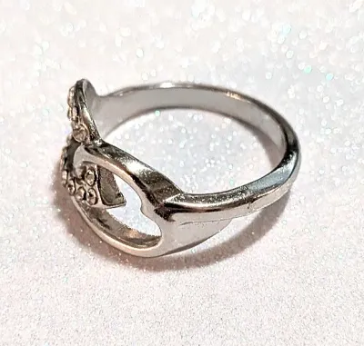 **NEW ARRIVAL** Size 8 Interlocking HEARTS STYLE RING with Clear Stones on a Silver Tone Band (2.2g)