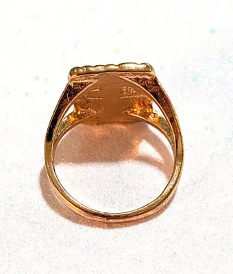 **NEW ARRIVAL** Size 8½ Letter "K" Green Enamel STYLE RING with Gold Surround on a GOLD Tone Setting (4.2g)