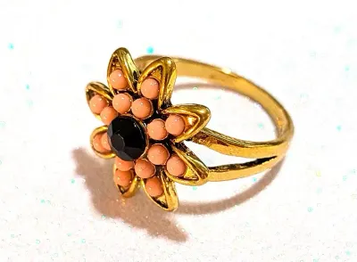 **NEW ARRIVAL** Size 8½ CORAL COLORED GLOBES FLOWER STYLE RING with Black Center Stone on a GOLD Tone Setting (4.3g)