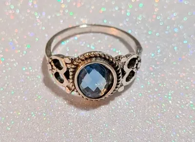 **NEW ARRIVAL** Size 7½ Light BLUE Iridescent Beveled Oval Stone STYLE RING with "Hearts" Sides on a Silver Tone Setting (2.2g)