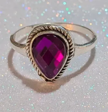 **NEW ARRIVAL** Size 8½ PURPLE TEARDROP STYLE RING with "Curled Rope" Surround on a Silver Tone Setting (1.8g)