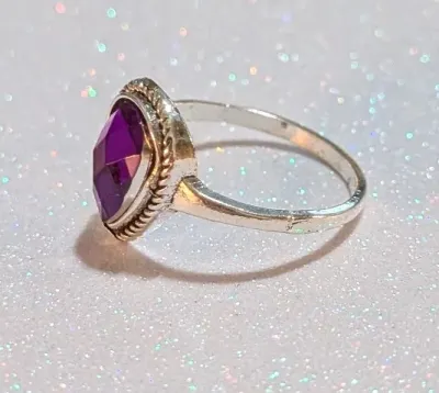 **NEW ARRIVAL** Size 8½ PURPLE TEARDROP STYLE RING with "Curled Rope" Surround on a Silver Tone Setting (1.8g)