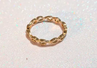**NEW ARRIVAL** SIZE 7 Gold Tone Textured Eternity Band Ring (1.6g)