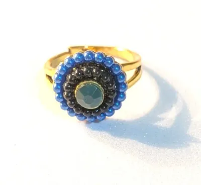**NEW ARRIVAL** SIZE 7 This Fashion Ring Features a Gold Tone Band and Setting. The Centerpiece is a Diamond-Shaped Design with a Border...