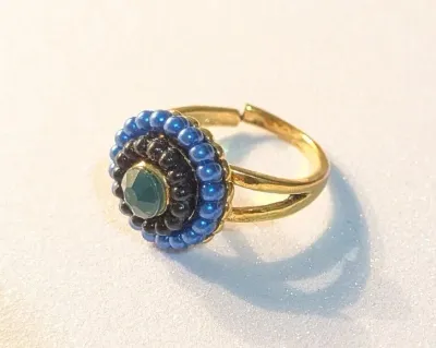 **NEW ARRIVAL** SIZE 7 This Fashion Ring Features a Gold Tone Band and Setting. The Centerpiece is a Diamond-Shaped Design with a Border...