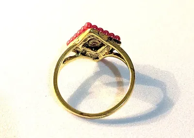 **NEW ARRIVAL** SIZE 10 This Fashion Ring Features a Gold Tone Band and Setting. The Centerpiece is a Diamond-Shaped Design with a Border...
