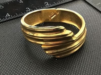Vintage Gold-Tone Ribbed Hinged Bangle Bracelet