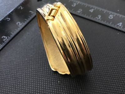 Vintage Gold-Tone Ribbed Hinged Bangle Bracelet