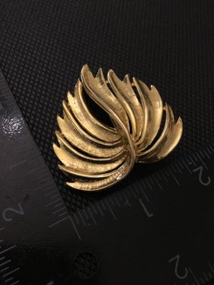 Vintage Gold Tone Textured Leaf Brooch Pin