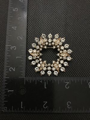 Vintage Gold Tone Clear Rhinestone Circular Wreath Brooch Pin