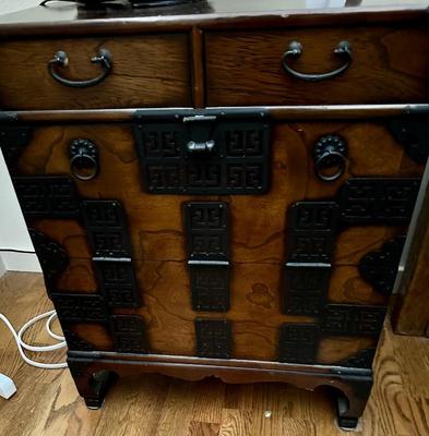 2 matching nighstands