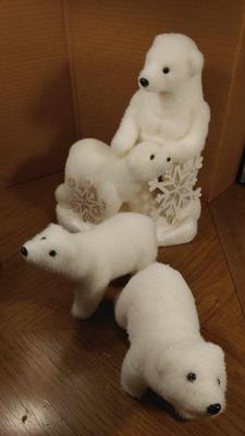 Holiday polar bears decor