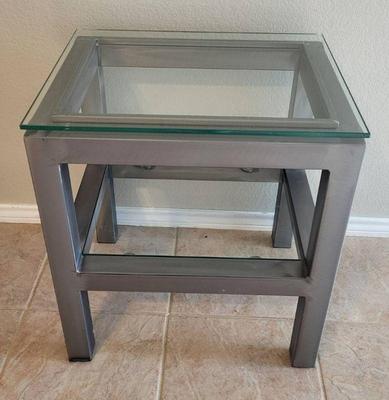 Small metalglass table