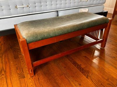 Stickley bench seat with leather seat