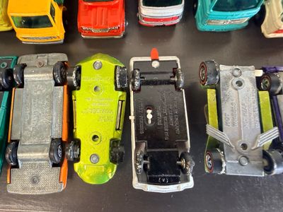 Large Vintage Matchbox Lesney & Die-Cast Vehicle Collection – 1960s/70s – 48-Car Collector’s Show Case