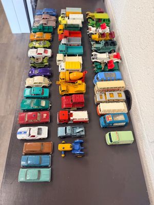 Large Vintage Matchbox Lesney & Die-Cast Vehicle Collection – 1960s/70s – 48-Car Collector’s Show Case