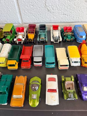 Large Vintage Matchbox Lesney & Die-Cast Vehicle Collection – 1960s/70s – 48-Car Collector’s Show Case