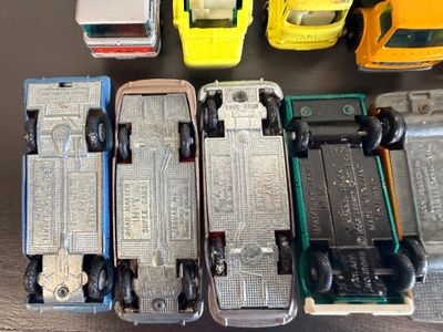Large Vintage Matchbox Lesney & Die-Cast Vehicle Collection – 1960s/70s – 48-Car Collector’s Show Case