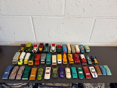 Large Vintage Matchbox Lesney & Die-Cast Vehicle Collection – 1960s/70s – 48-Car Collector’s Show Case