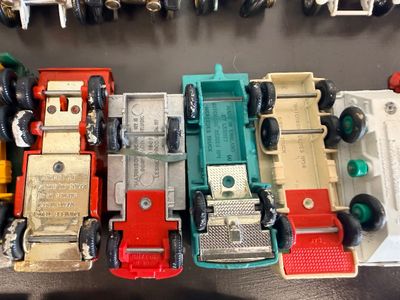 Large Vintage Matchbox Lesney & Die-Cast Vehicle Collection – 1960s/70s – 48-Car Collector’s Show Case