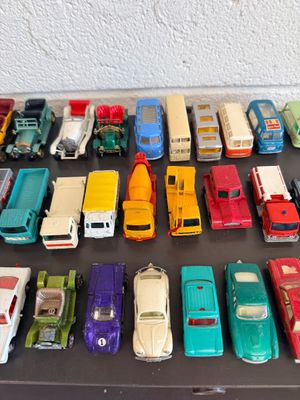 Large Vintage Matchbox Lesney & Die-Cast Vehicle Collection – 1960s/70s – 48-Car Collector’s Show Case