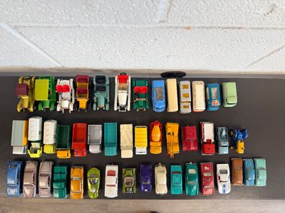 Large Vintage Matchbox Lesney & Die-Cast Vehicle Collection – 1960s/70s – 48-Car Collector’s Show Case