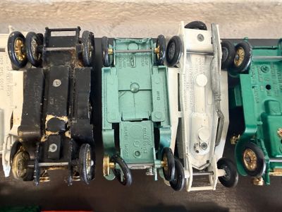 Large Vintage Matchbox Lesney & Die-Cast Vehicle Collection – 1960s/70s – 48-Car Collector’s Show Case