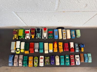 Large Vintage Matchbox Lesney & Die-Cast Vehicle Collection – 1960s/70s – 48-Car Collector’s Show Case