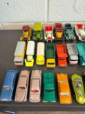 Large Vintage Matchbox Lesney & Die-Cast Vehicle Collection – 1960s/70s – 48-Car Collector’s Show Case