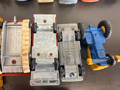 Large Vintage Matchbox Lesney & Die-Cast Vehicle Collection – 1960s/70s – 48-Car Collector’s Show Case