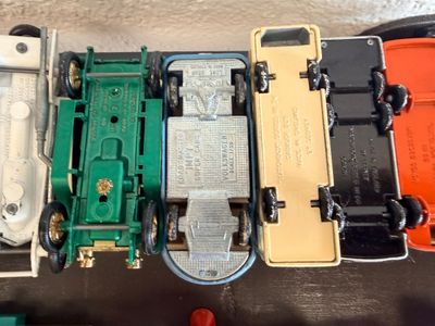 Large Vintage Matchbox Lesney & Die-Cast Vehicle Collection – 1960s/70s – 48-Car Collector’s Show Case