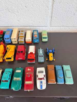Large Vintage Matchbox Lesney & Die-Cast Vehicle Collection – 1960s/70s – 48-Car Collector’s Show Case