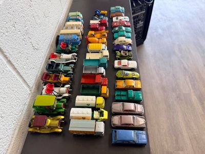 Large Vintage Matchbox Lesney & Die-Cast Vehicle Collection – 1960s/70s – 48-Car Collector’s Show Case