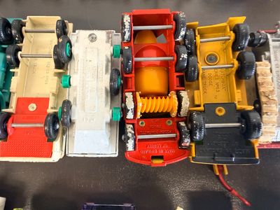 Large Vintage Matchbox Lesney & Die-Cast Vehicle Collection – 1960s/70s – 48-Car Collector’s Show Case