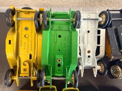 Large Vintage Matchbox Lesney & Die-Cast Vehicle Collection – 1960s/70s – 48-Car Collector’s Show Case