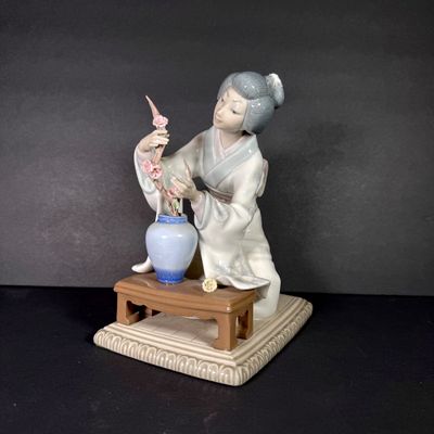 LOT 86K: Lladró "Japanese Girl Decorating" Porcelain Figurine