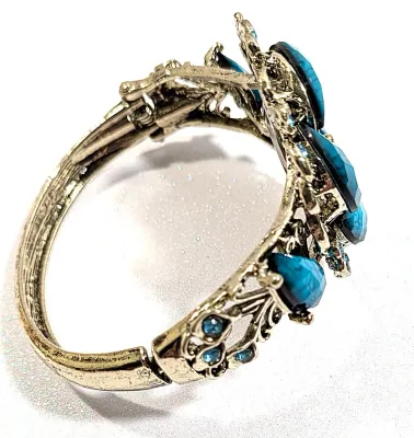Sale Photo Thumbnail #119: VINTAGE + TURQUOISE STYLE CUFF BANGLE WATCH with BAND: (Silver Color (2½" Opening) Snap-Over Clasp) DIAL: (½" White + Round) BATTERY: Button 20 mm  *EXTRA BATTERY INCL.*
NOTE: Band has Tarnish/"Rust Spot"
ALL ITEMS SHIPPED FREE