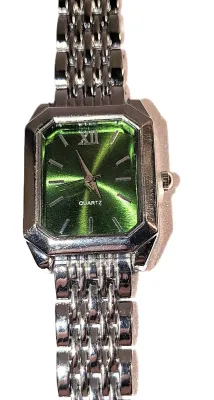 Sale Photo Thumbnail #197: GREEN Colored DIAL WATCH with BAND: (Silver Tone Segments, 7") DIAL: (1" Green + Rectangle) BATTERY: Button 20 mm  *EXTRA BATTERY 
INCL.*
ALL ITEMS SHIPPED FREE
