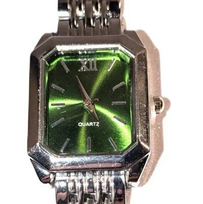Sale Photo Thumbnail #198: GREEN Colored DIAL WATCH with BAND: (Silver Tone Segments, 7") DIAL: (1" Green + Rectangle) BATTERY: Button 20 mm  *EXTRA BATTERY 
INCL.*
ALL ITEMS SHIPPED FREE