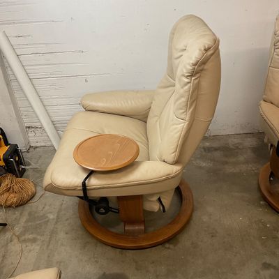 1018 Ekornes Stressless Cream Leather Recliner with Ottoman & Swivel Tray (His)