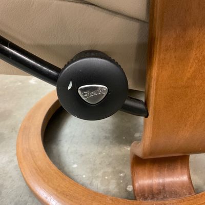 1020 Ekornes Stressless Cream Leather Recliner with Ottoman & Swivel Tray (Hers)