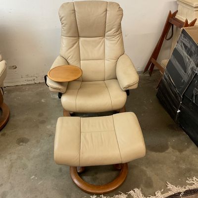 1020 Ekornes Stressless Cream Leather Recliner with Ottoman & Swivel Tray (Hers)