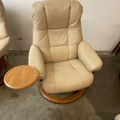 1020 Ekornes Stressless Cream Leather Recliner with Ottoman & Swivel Tray (Hers)