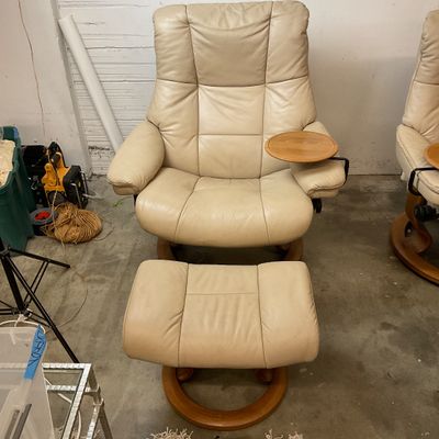 1018 Ekornes Stressless Cream Leather Recliner with Ottoman & Swivel Tray (His)