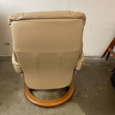 1020 Ekornes Stressless Cream Leather Recliner with Ottoman & Swivel Tray (Hers)