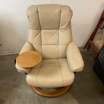 1020 Ekornes Stressless Cream Leather Recliner with Ottoman & Swivel Tray (Hers)
