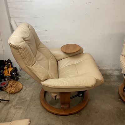 1018 Ekornes Stressless Cream Leather Recliner with Ottoman & Swivel Tray (His)