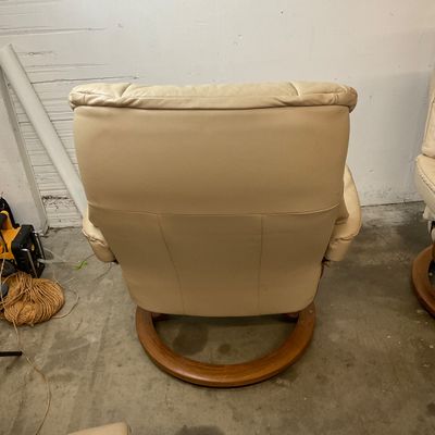 1018 Ekornes Stressless Cream Leather Recliner with Ottoman & Swivel Tray (His)